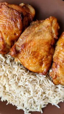 Kabsa ya da Haneeth, pirinç, tavuk, tuz ve baharatlı bir Arap yemeği. Kabsa ya da Haneeth tasarımı için gıda arka planı olarak kullanılacak.