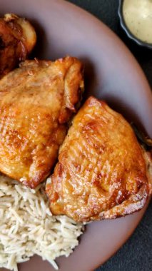 Kabsa ya da Haneeth, pirinç, tavuk, tuz ve baharatlı bir Arap yemeği. Kabsa ya da Haneeth tasarımı için gıda arka planı olarak kullanılacak.