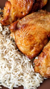 Kabsa ya da Haneeth, pirinç, tavuk, tuz ve baharatlı bir Arap yemeği. Kabsa ya da Haneeth tasarımı için gıda arka planı olarak kullanılacak.
