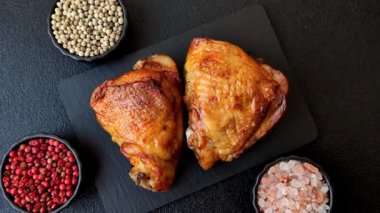 Izgara ya da ızgara tavuk bacağı, tuz ve baharatla pişirilmiş baharatlı et. Tasarımınız için ızgara tavuk budu.