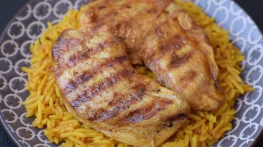 Kabsa ya da Haneeth, pirinç, tavuk, tuz ve baharatlı bir Arap yemeği. Kabsa ya da Haneeth tasarımı için gıda arka planı olarak kullanılacak.