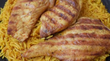 Kabsa ya da Haneeth, pirinç, tavuk, tuz ve baharatlı bir Arap yemeği. Kabsa ya da Haneeth tasarımı için gıda arka planı olarak kullanılacak.