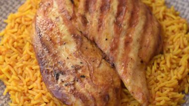 Kabsa ya da Haneeth, pirinç, tavuk, tuz ve baharatlı bir Arap yemeği. Kabsa ya da Haneeth tasarımı için gıda arka planı olarak kullanılacak.