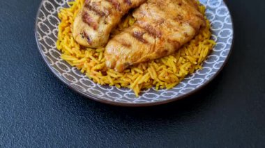 Kabsa ya da Haneeth, pirinç, tavuk, tuz ve baharatlı bir Arap yemeği. Kabsa ya da Haneeth tasarımı için gıda arka planı olarak kullanılacak.