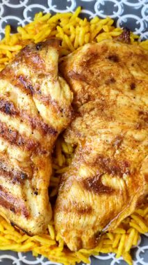 Kabsa ya da Haneeth, pirinç, tavuk, tuz ve baharatlı bir Arap yemeği. Kabsa ya da Haneeth tasarımı için gıda arka planı olarak kullanılacak.