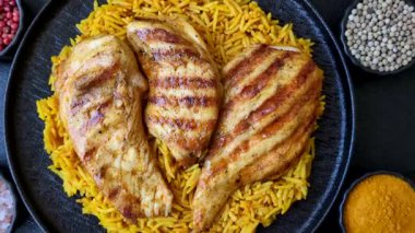Kabsa ya da Haneeth, pirinç, tavuk, tuz ve baharatlı bir Arap yemeği. Kabsa ya da Haneeth tasarımı için gıda arka planı olarak kullanılacak.