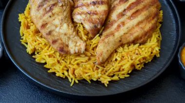 Kabsa ya da Haneeth, pirinç, tavuk, tuz ve baharatlı bir Arap yemeği. Kabsa ya da Haneeth tasarımı için gıda arka planı olarak kullanılacak.