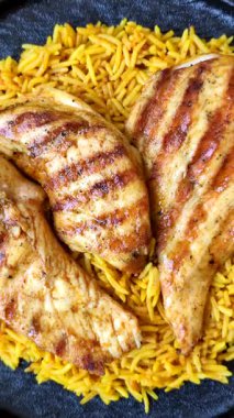 Kabsa ya da Haneeth, pirinç, tavuk, tuz ve baharatlı bir Arap yemeği. Kabsa ya da Haneeth tasarımı için gıda arka planı olarak kullanılacak.