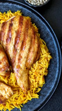 Kabsa ya da Haneeth, pirinç, tavuk, tuz ve baharatlı bir Arap yemeği. Kabsa ya da Haneeth tasarımı için gıda arka planı olarak kullanılacak.