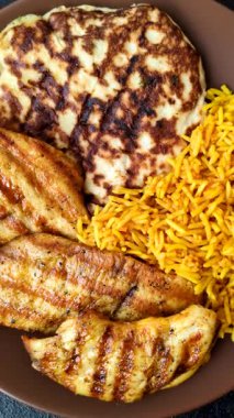 Kabsa ya da Haneeth, pirinç, tavuk, tuz ve baharatlı bir Arap yemeği. Kabsa ya da Haneeth tasarımı için gıda arka planı olarak kullanılacak.