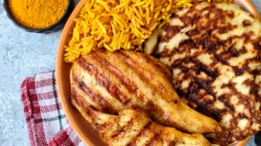 Dajaj Mashwi, pirinç, tavuk, tuz ve baharatlı bir Arap yemeği. Arkaplan olarak Dajaj Mashwi