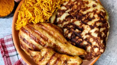 Dajaj Mashwi, pirinç, tavuk, tuz ve baharatlı bir Arap yemeği. Arkaplan olarak Dajaj Mashwi