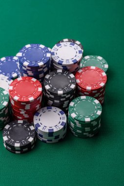 Çok renkli kumarhane fişleri poker, blackjack ya da bakara gibi kumar oyunları için kavramsal bir zemin olarak kullanılıyor. Tasarımınız için arka plan olarak çok renkli kumarhane fişleri