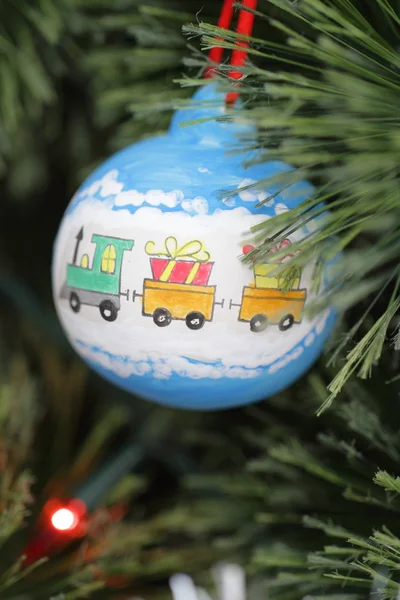 Juldekorationer - boll med tåg — Stockfoto