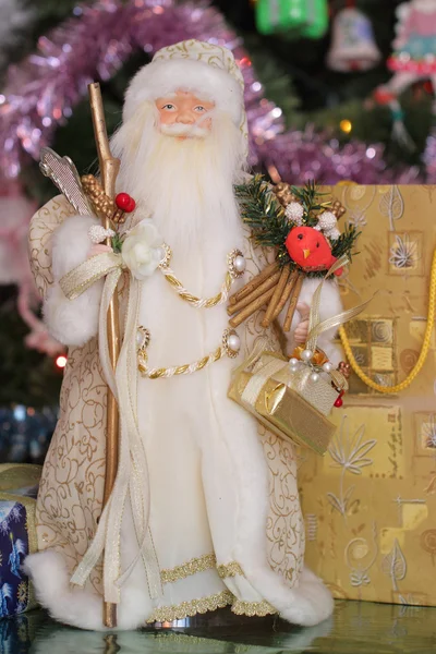 Santa nära chrismas träd — Stockfoto