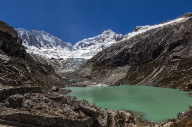 Peru Andes ve Ocshapalpa Llaca gölünde tepe ve Ranra