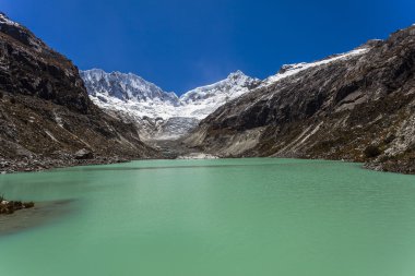 Peru Andes ve Ocshapalpa Llaca gölünde tepe ve Ranra