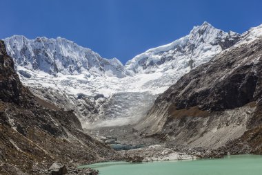 Peru Andes ve Ocshapalpa Llaca gölünde tepe ve Ranra