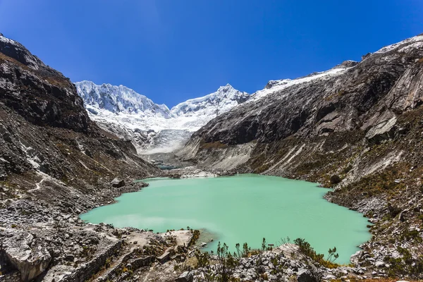 Llaca-lagune in den peruanischen anden und ocshapalpa spitze und ranra — Stockfoto