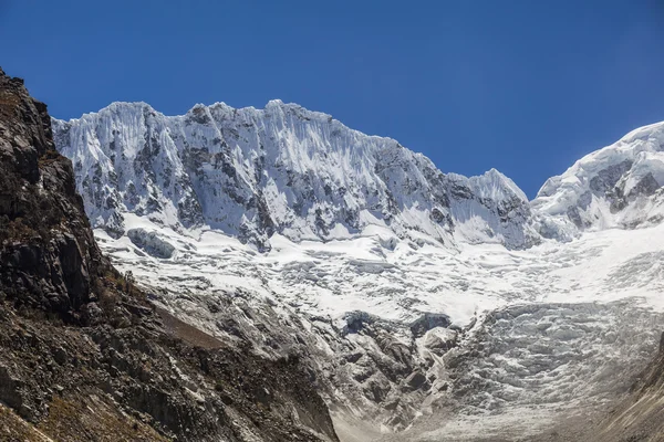 Peruvian Andes and Ocshapalpa peak — Stock Photo, Image