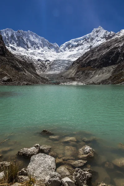 Llaca-lagune in den peruanischen anden und ocshapalpa spitze und ranra — Stockfoto