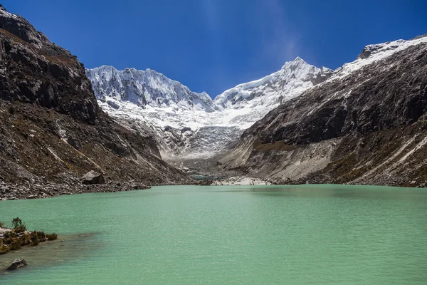 Llaca-lagune in den peruanischen anden und ocshapalpa spitze und ranra — Stockfoto