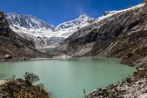 Peru Andes ve Ocshapalpa Llaca gölünde tepe ve Ranra