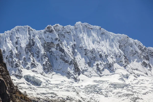 Peruánských Andách a Ocshapalpa vrchol — Stock fotografie