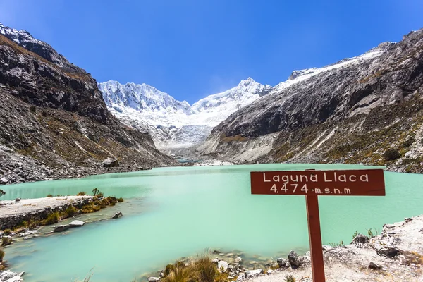 Llaca lagune in de Peruaanse Andes en de Ocshapalpa piek- en Ranra Stockfoto