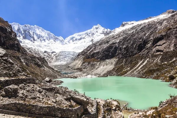 Llaca lagune in de Peruaanse Andes en de Ocshapalpa piek- en Ranra Stockfoto