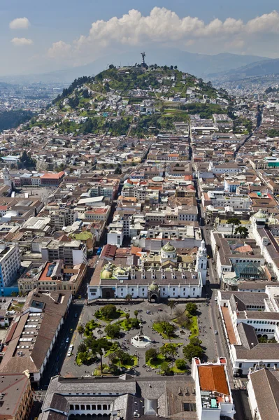 Quito, a Panecillo és a Plaza Grande — Stock Fotó