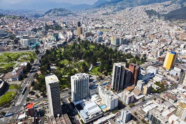 Quito, El Ejido a Panecillo nebo — Stock fotografie