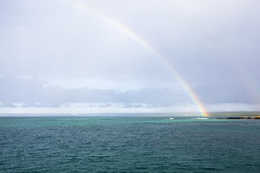 Denizin üzerinde gökkuşağı