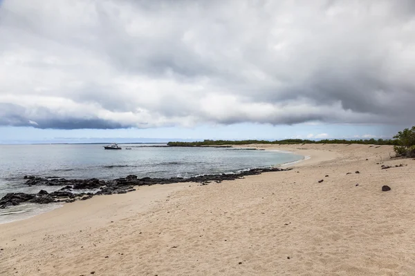 Jacht na plaży las Bachas — Zdjęcie stockowe