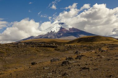Cotopaxi volkan ve taşlı tepeler