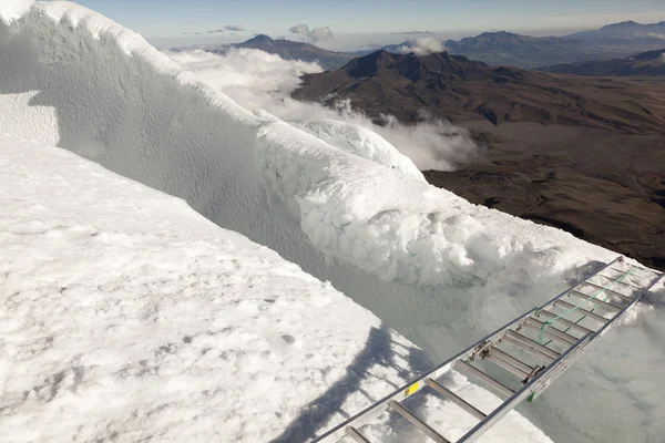 Cotopaxi 화산의 빙하에서 균열에 다리 — 스톡 사진