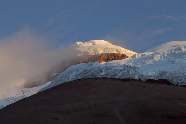 Summit and Yanasacha Rock wall in the Cotopaxi volcano at dusk — Stock Photo, Image