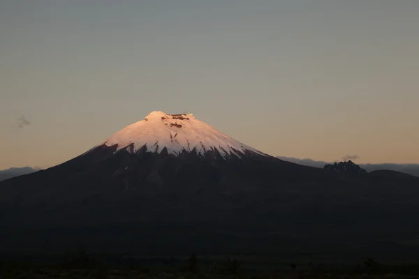 Cotopaxi und Morurco bei Sonnenuntergang — Stockfoto