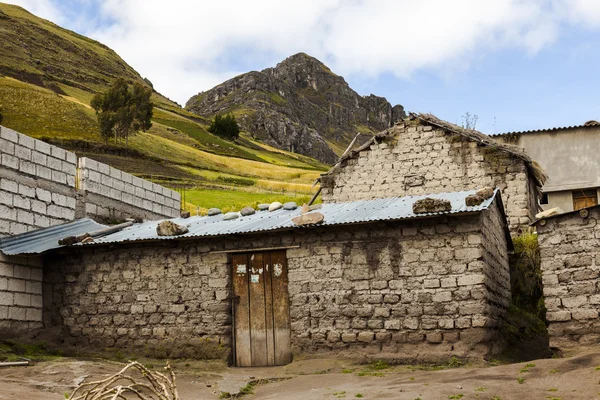 Adobe casa com um telhado de zinco em torno de Zumbahua — Fotografia de Stock