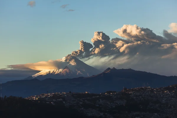 Извержение вулкана Котопакси — стоковое фото
