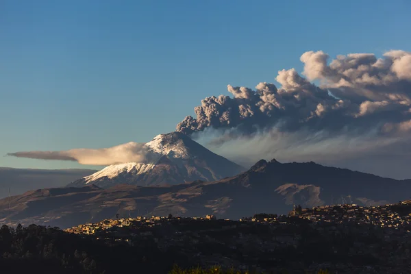 Erupción del volcán Cotopaxi — Foto de Stock