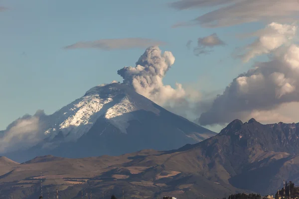 Извержение вулкана Котопакси — стоковое фото
