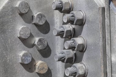 a çelik kule yapısındaki somunlar