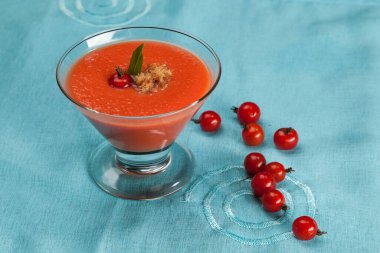 Endülüs gazpachosu, soğuk İspanyol domates tabanlı çiğ sebze.