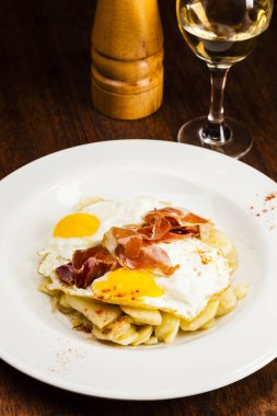 Yumurta, patates ve jambon. Huevos rotos.