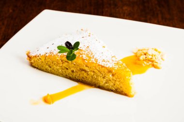 Bir parça Tarta Santiago, tipik İspanya bademli turtası.