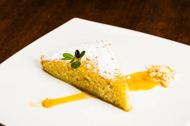 Bir parça Tarta Santiago, tipik İspanya bademli turtası.