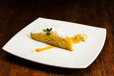 Bir parça Tarta Santiago, tipik İspanya bademli turtası.