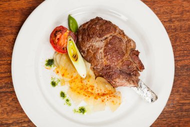 Izgara biftek, Chuleton ve patates.