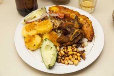 Patates kızartması, mısır, muz, sos ve avokado.